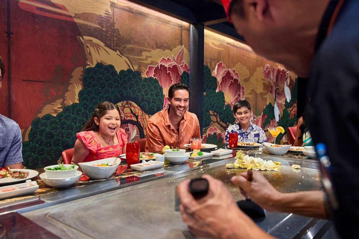 Izumi'de hibachi deneyiminin keyfini çıkaran aile